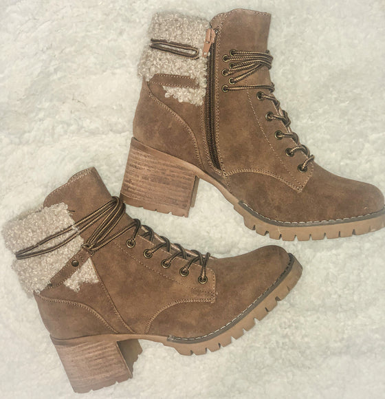 Sz 6.5 Very G Olivia Taupe Boot