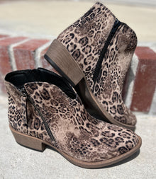  Just 1 Sz 7 Available! Very G Divine Light Taupe Leopard